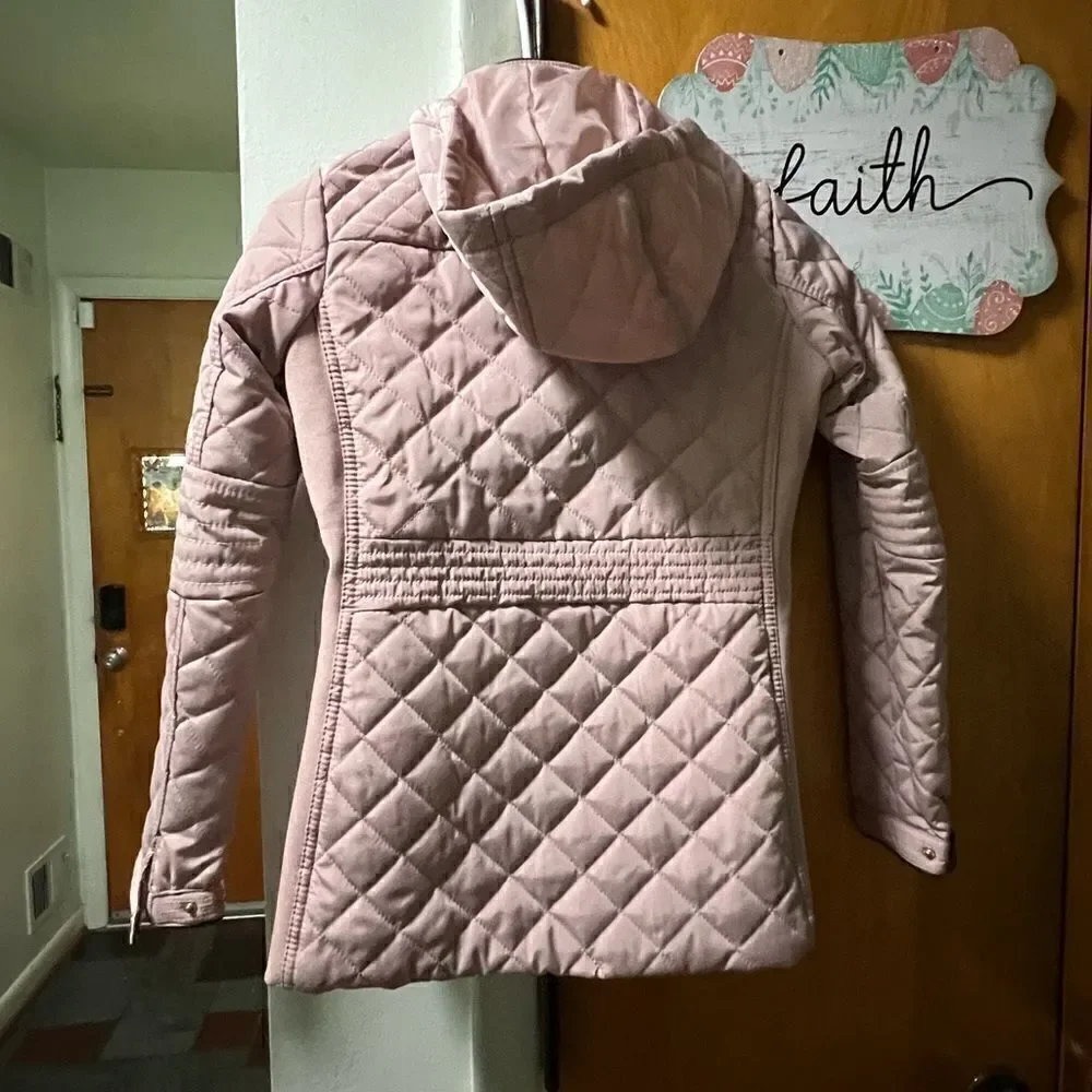 Girls quilted jacket with hood and zipper closure with snaps and pockets